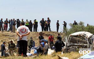 После столкновения грузовик и автобус упали в овраг
