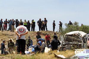 После столкновения грузовик и автобус упали в овраг