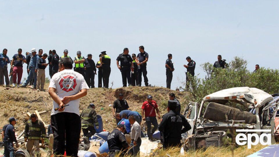 Після зіткнення вантажівка та автобус упали в рів