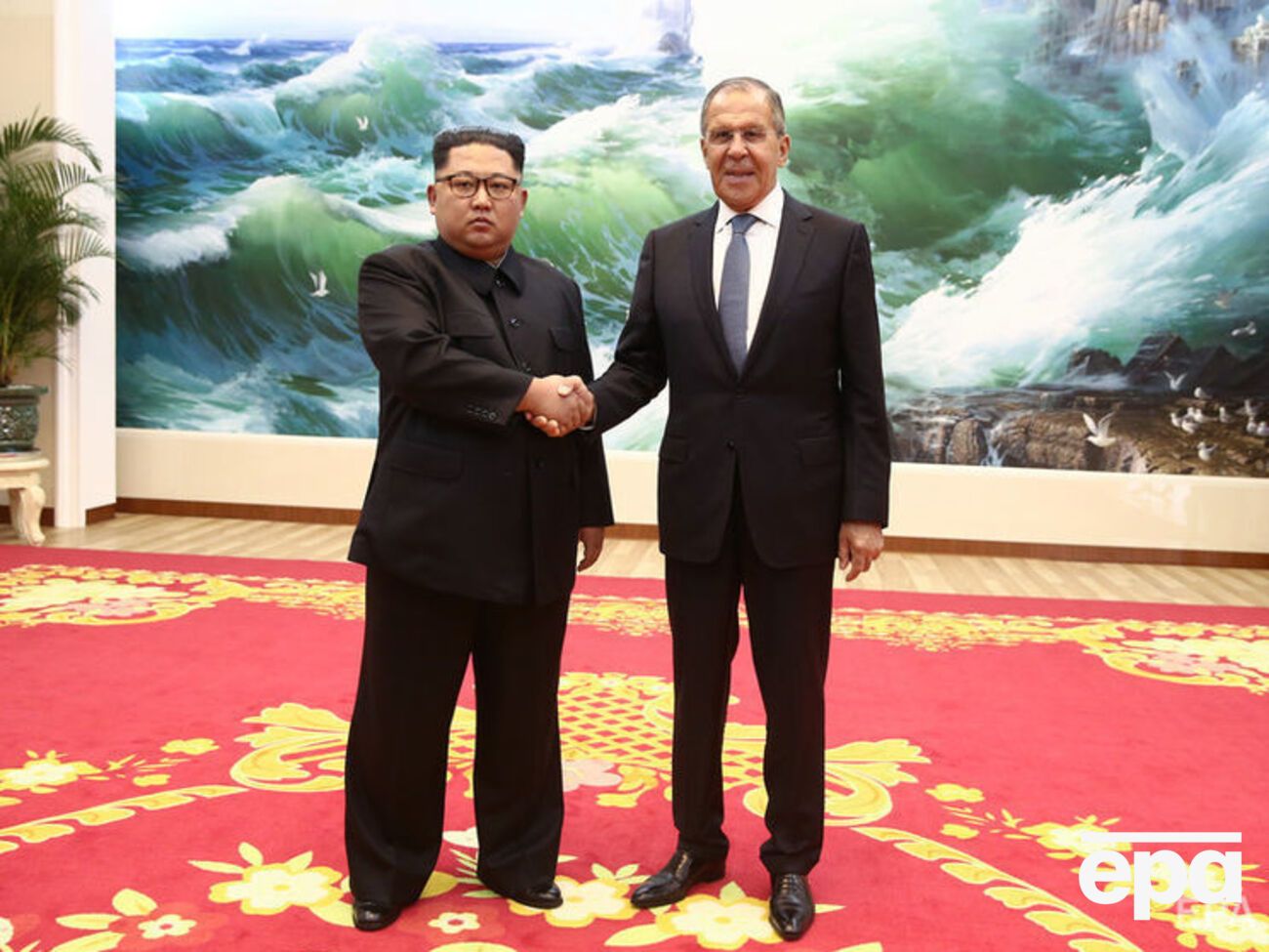 На фотографії агентств Кім Чен Ин (ліворуч) не усміхається