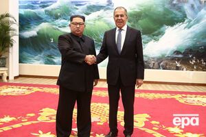 На фотографии агентств Ким Чен Ын (слева) не улыбается