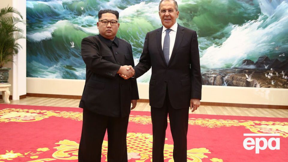На фотографії агентств Кім Чен Ин (ліворуч) не усміхається