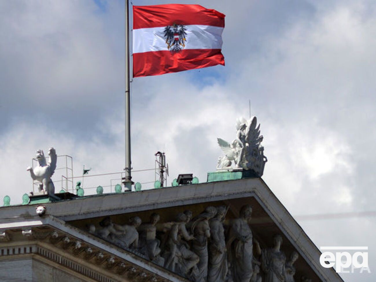 Властям Австрии нет необходимости менять существующее законодательство, поскольку закон четко не определяет, что в документах может быть указано только два пола