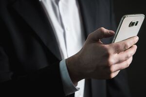 Пристрій працює за допомогою спеціального додатка, який потрібно встановити на гаджет