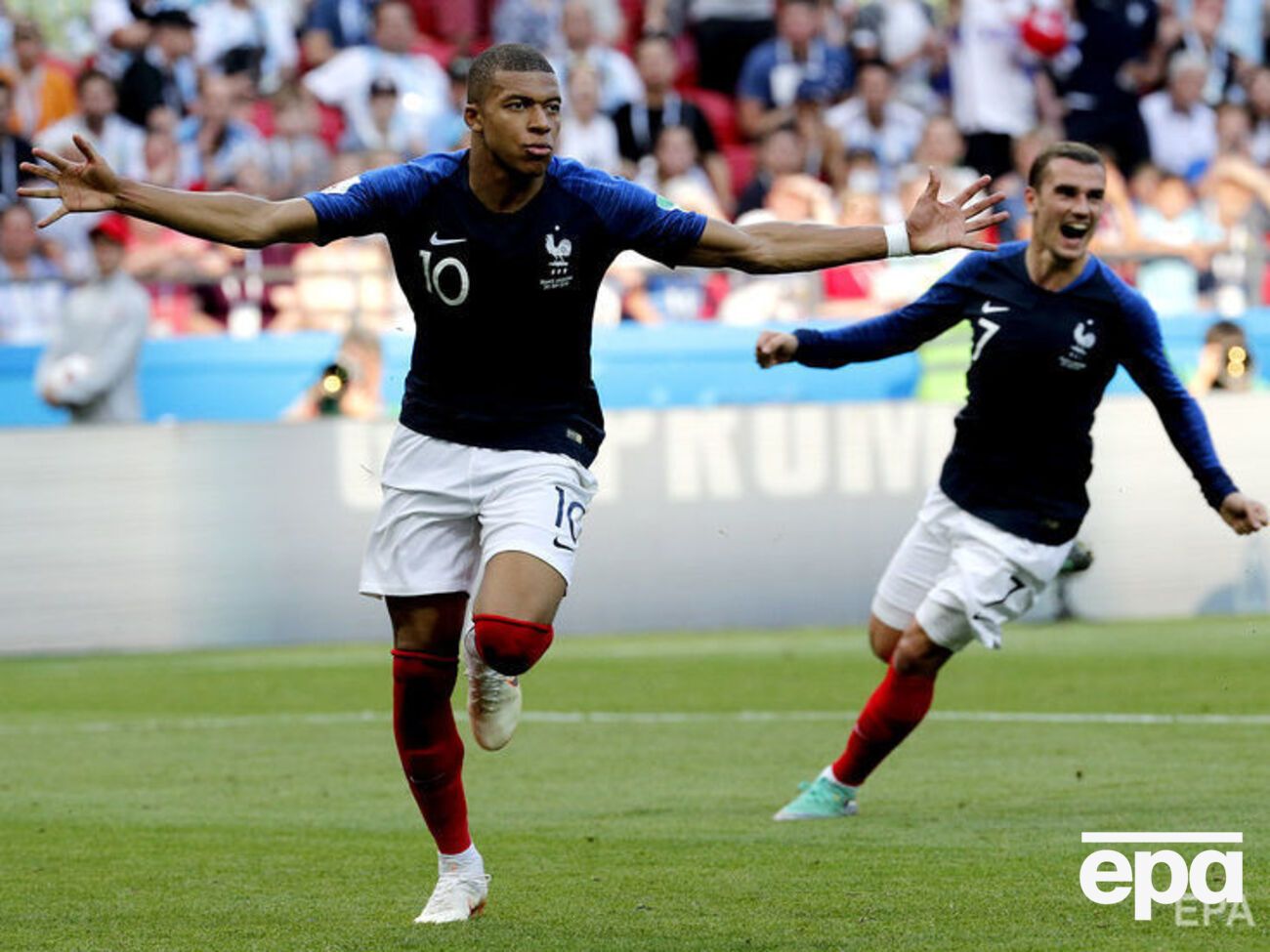 Мбаппе (номер 10) забил аргентинцам два мяча