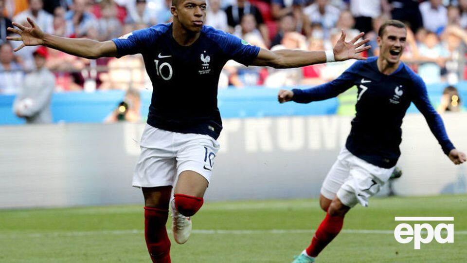 Мбаппе (номер 10) забил аргентинцам два мяча