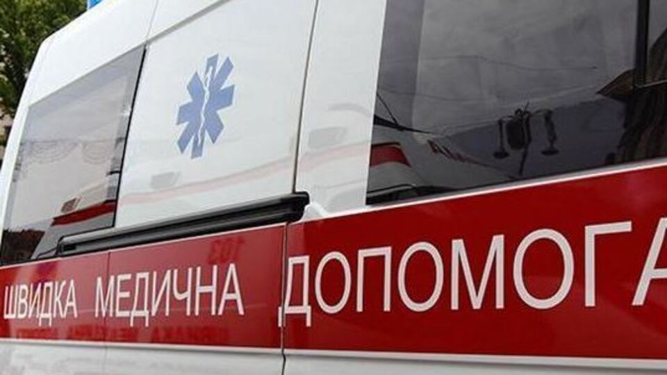 Агресивного відвідувача скрутили водії швидкої допомоги