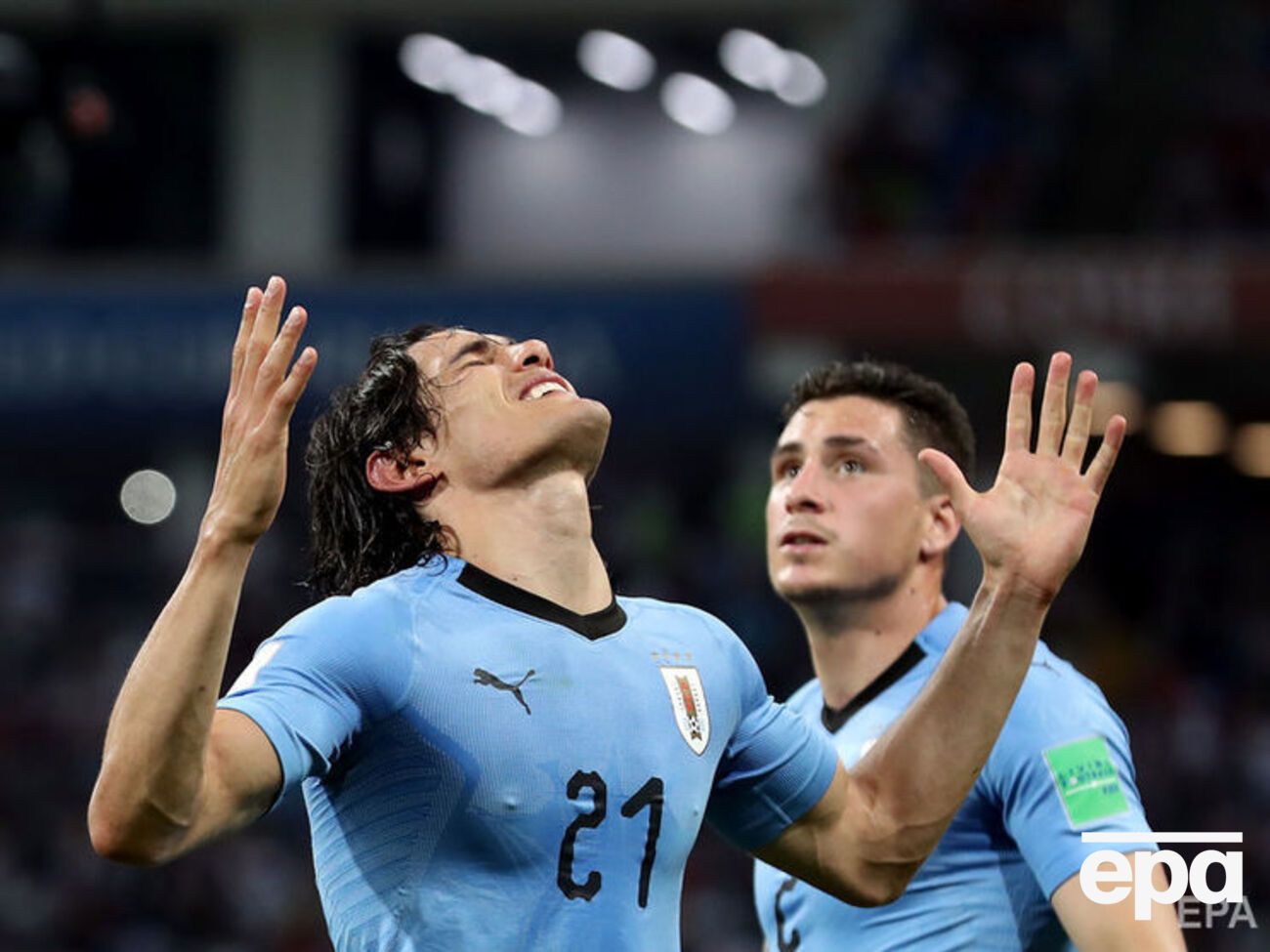 Дублем в ворота сборной Португалии отметился Кавани (слева)