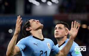 Дублем в ворота сборной Португалии отметился Кавани (слева)