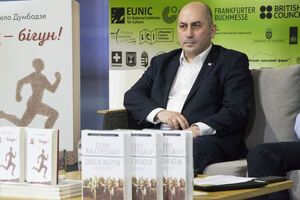 Думбадзе: "Я – бігун!" – це книга про мене, про мої принципи, як треба бігати по життю, тренуватися, оборонятися, не роблячи нікому "підніжок"