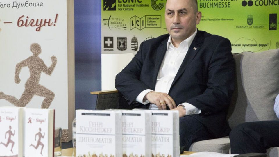 Думбадзе: "Я – бегун!" – это книга обо мне, о моих принципах, как надо бегать по жизни, тренироваться, обороняться, не делая никому "подножки"