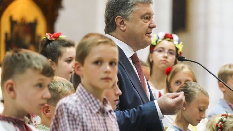 3 червня Порошенко взяв участь у молитві за мир разом з українською громадою в кафедральному соборі Альмудена в іспанському Мадриді