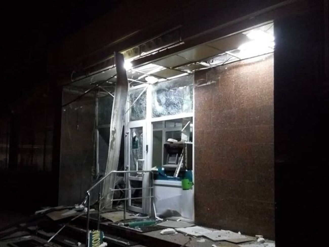 В результате взрыва повреждения получили припаркованные неподалеку легковые авто