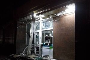 В результате взрыва повреждения получили припаркованные неподалеку легковые авто