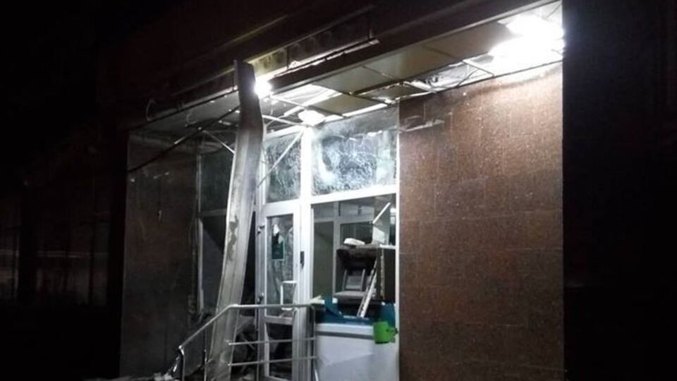 В результате взрыва повреждения получили припаркованные неподалеку легковые авто