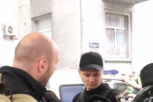 Журналісти перевірили номери на шоломах київських поліцейських
