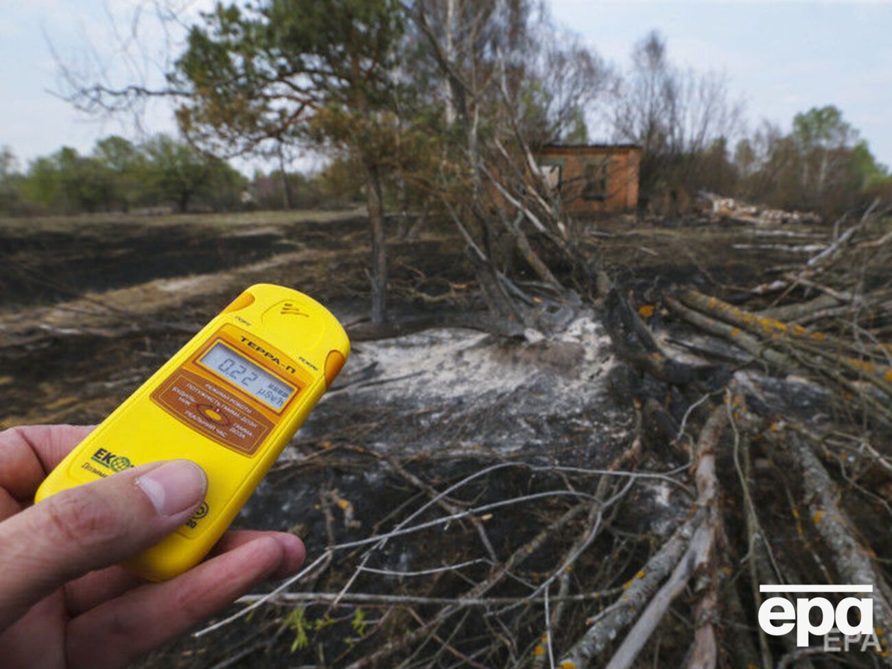 В окремих районах охопленого вогнем лісу радіаційний фон підвищений, заявили у ДСНС