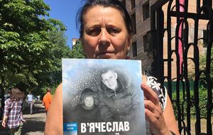 Мама Вячеслава Веремия Екатерина Аркадьевна с портретом сына сразу после окончания судебного заседания в Дарницком суде
