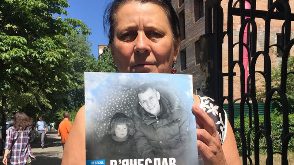 Мама В'ячеслава Веремія Катерина Аркадіївна з портретом сина відразу після закінчення судового засідання в Дарницькому суді
