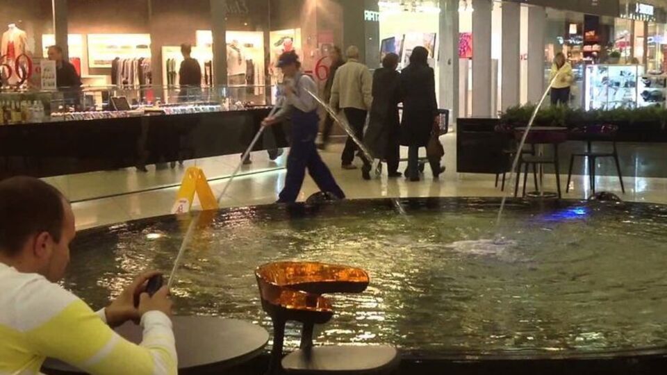 Дія фільму відбувається зокрема в ТЦ "Караван" у Києві