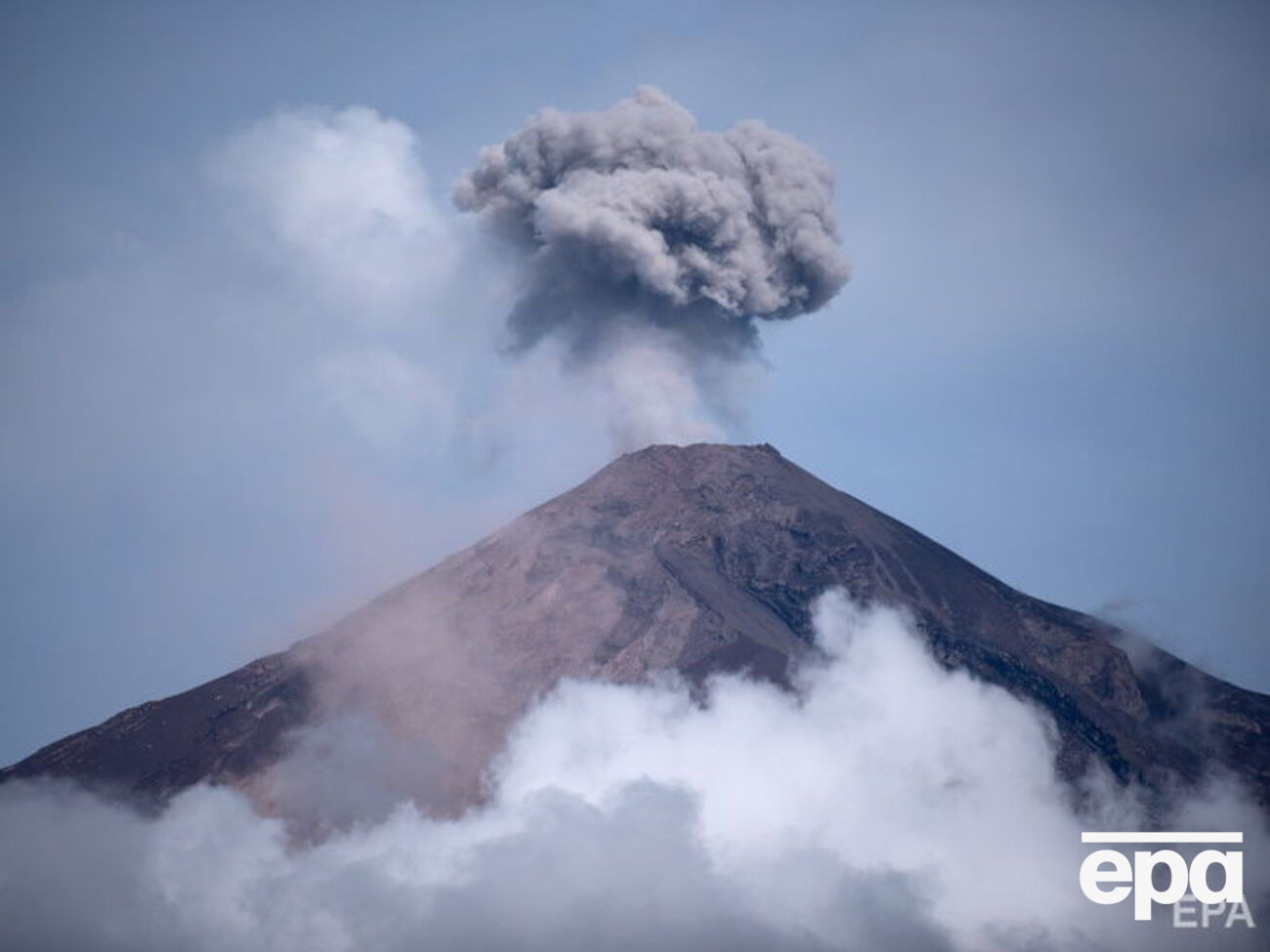 Вулкан начал извергаться 3 июня