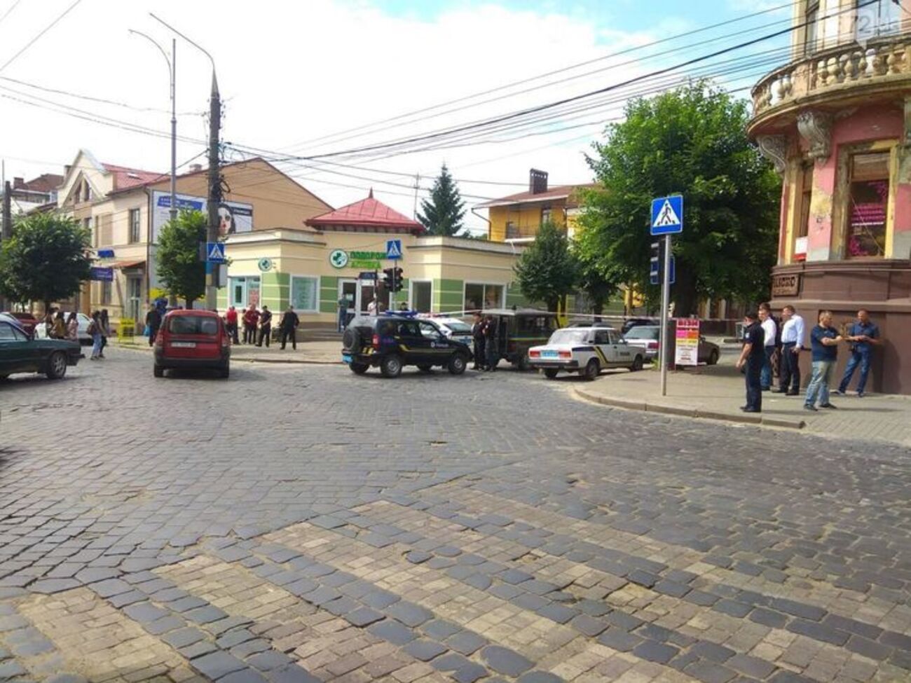 На место взрыва прибыли представители силовых структур, улица перекрыта для движения транспорта