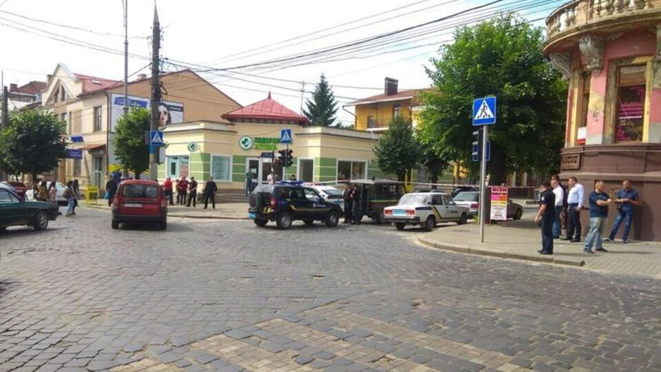 На место взрыва прибыли представители силовых структур, улица перекрыта для движения транспорта