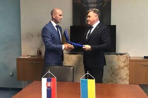 Петр Цигикал (справа) и пограничный уполномоченный Словакии Ладислав Чеми