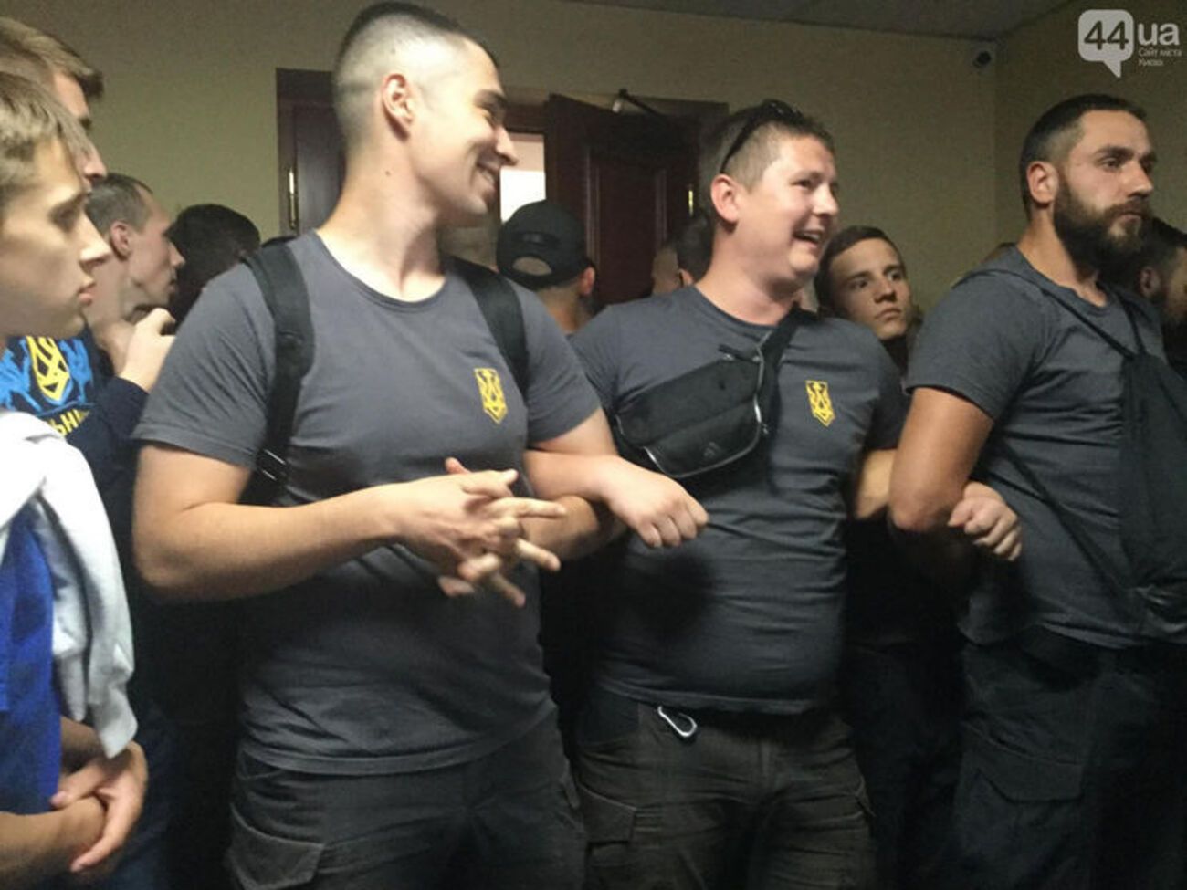 Вход в зал блокировали представители "нацдружин"