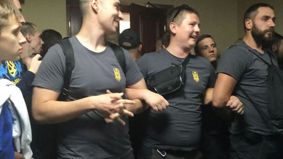 Вход в зал блокировали представители "нацдружин"