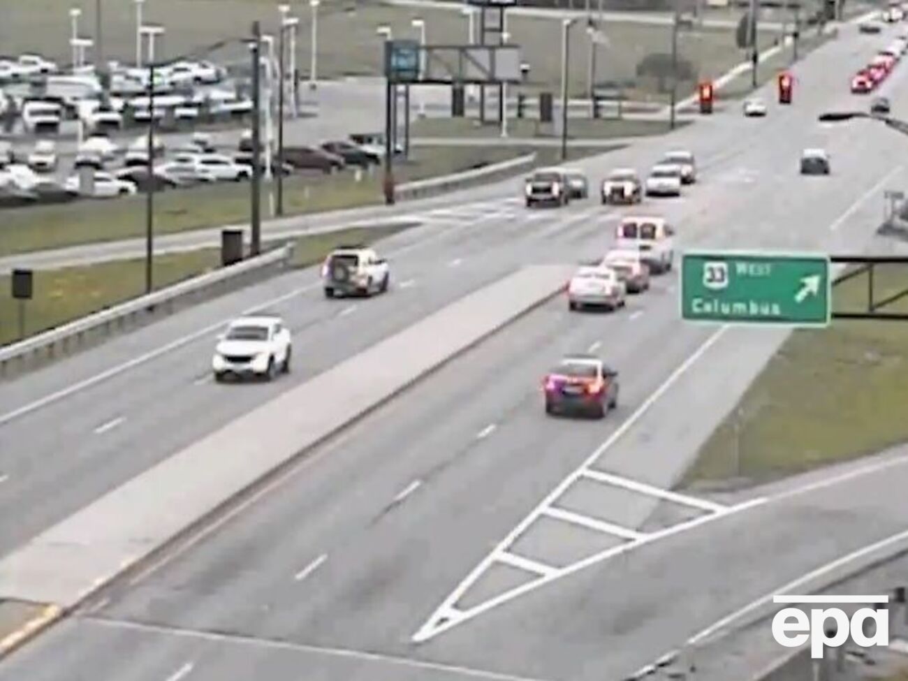 Задним ходом двигался белый внедорожник