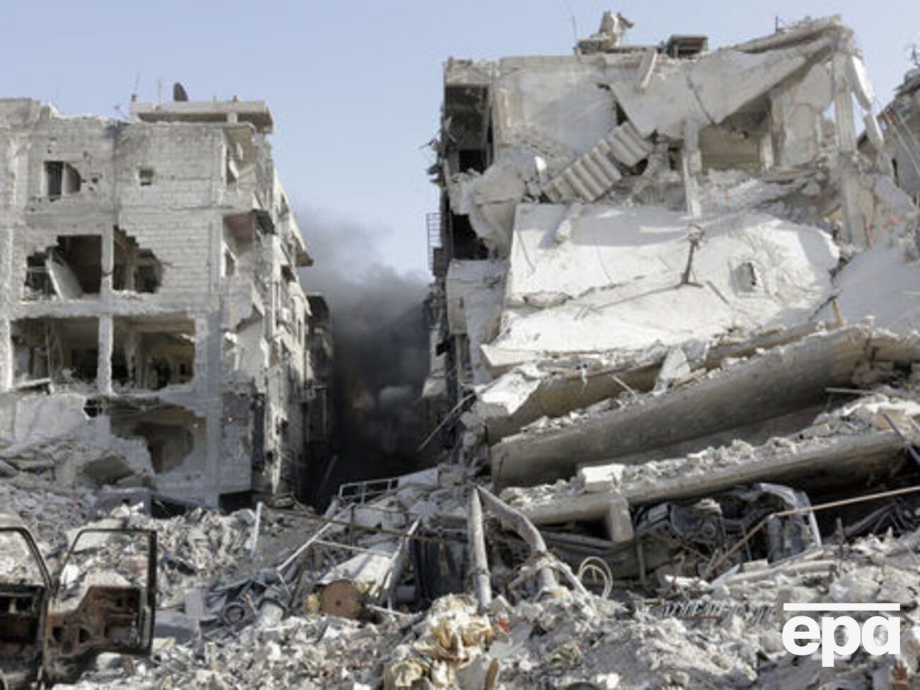 Спасатели продолжают искать выживших под обломками зданий