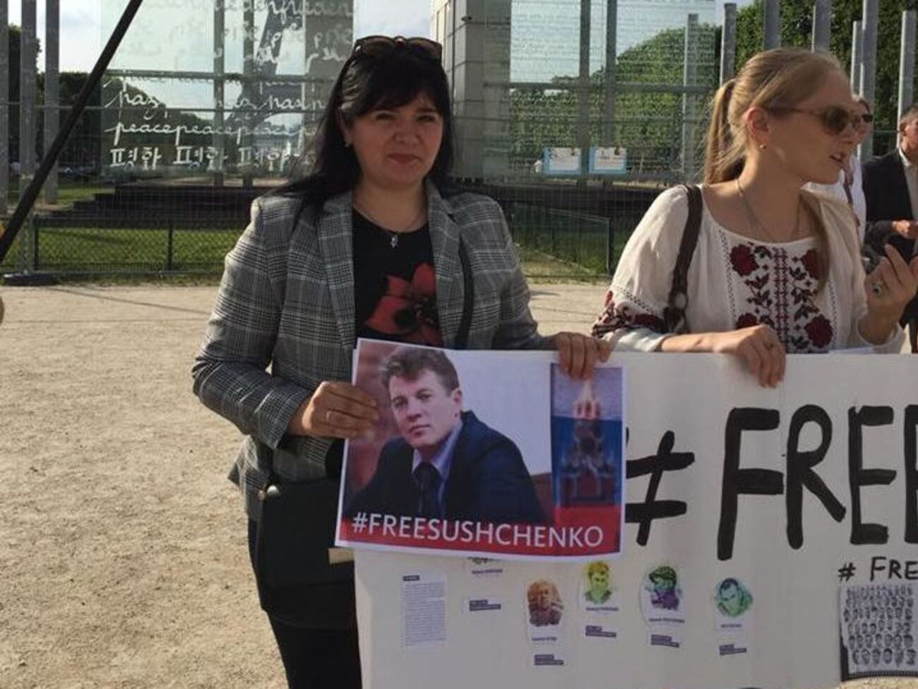 Активисты вышли на улицы Парижа с портретами Сущенко