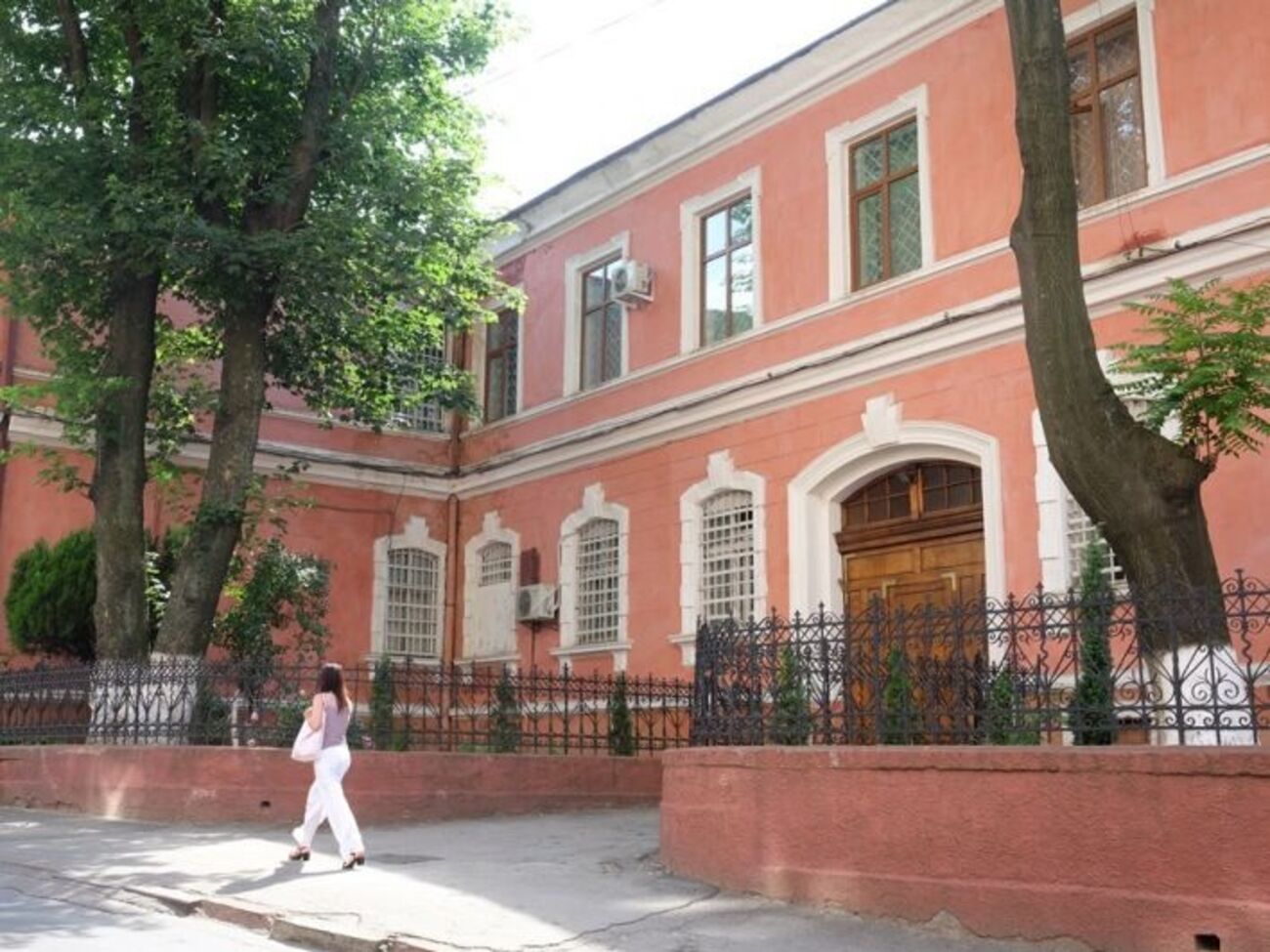 Близькі люди заарештованих вимагають від адміністрації надати їм побачення