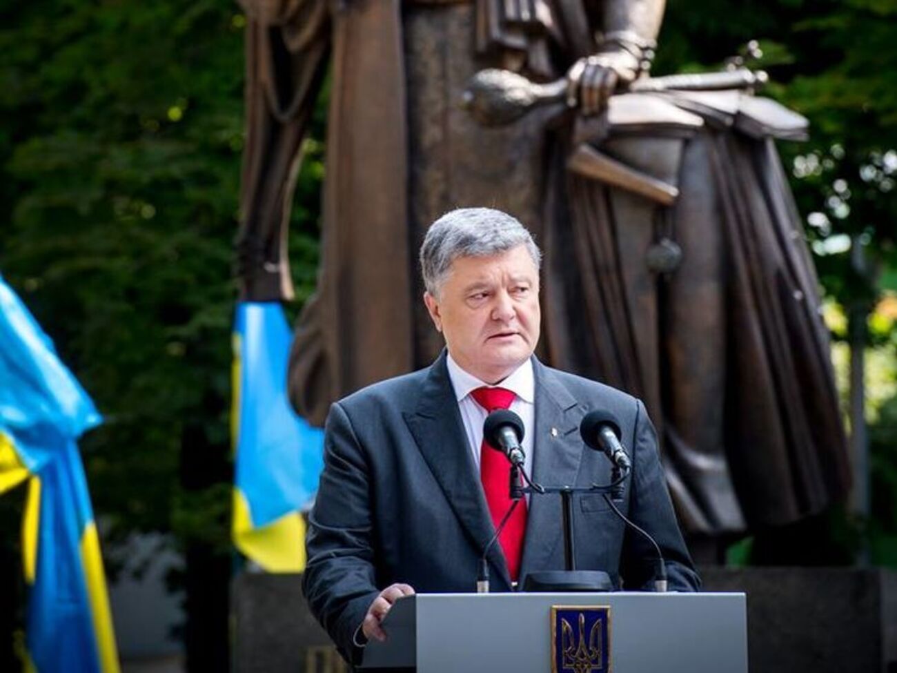 Порошенко: Россия восстанавливает советские базы и превращает Крым в "остров несвободы"