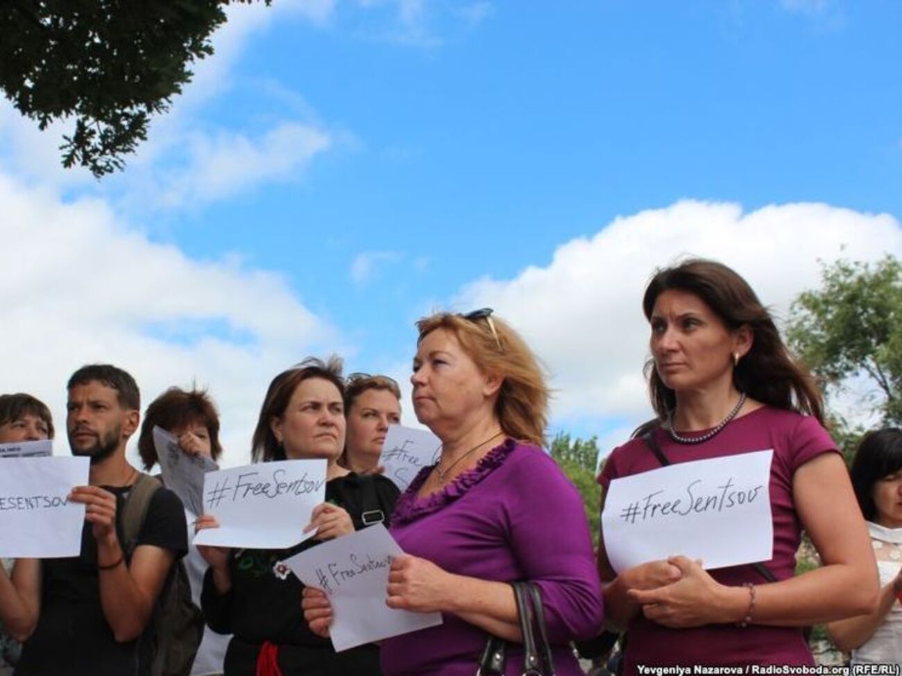 Активисты принесли на акцию плакаты с надписями: #FreeSentsov