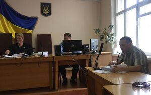 Защита требовала отвода прокурора Донского (справа)