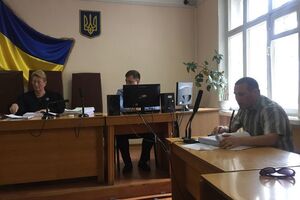 Защита требовала отвода прокурора Донского (справа)