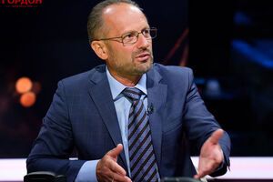 Безсмертний: Але тут же ситуація така: якщо президент віддає сину управління країною, то про що тут говорити?