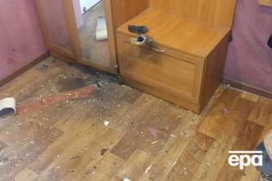 В результате обстрела пострадал дом в центре поселка Золотое 4
