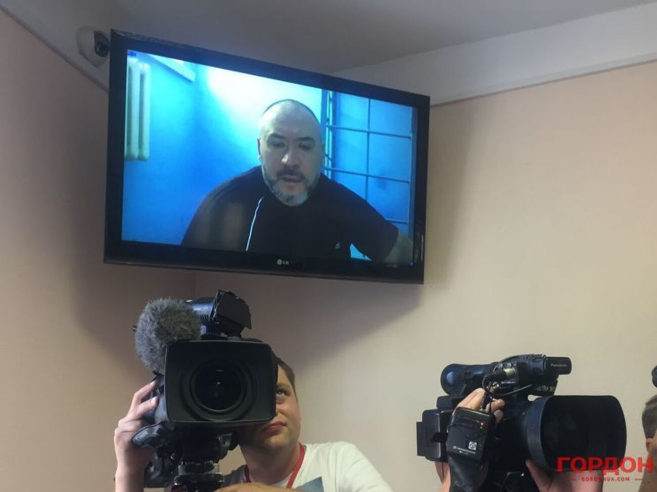 Крисін розпочав перепалку з матір'ю Веремія