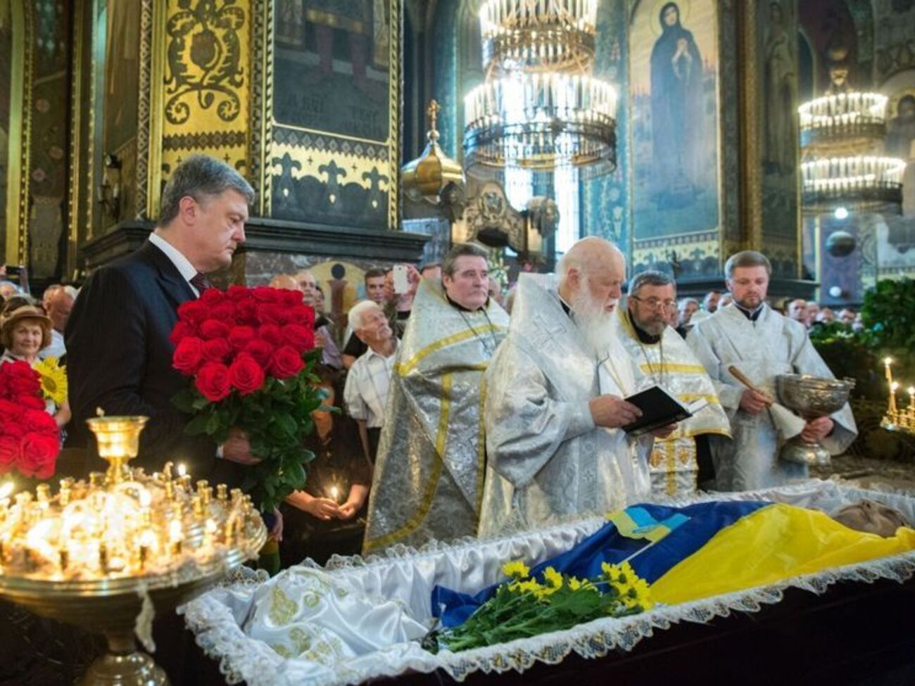 Во Владимирский собор проститься с Лукьяненко пришел Порошенко
