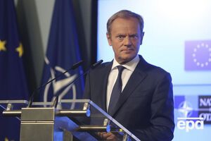 Туск прокоментував відставку Девіса і Джонсона