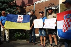 Активисты держали в руках флаги Украины и Хорватии
