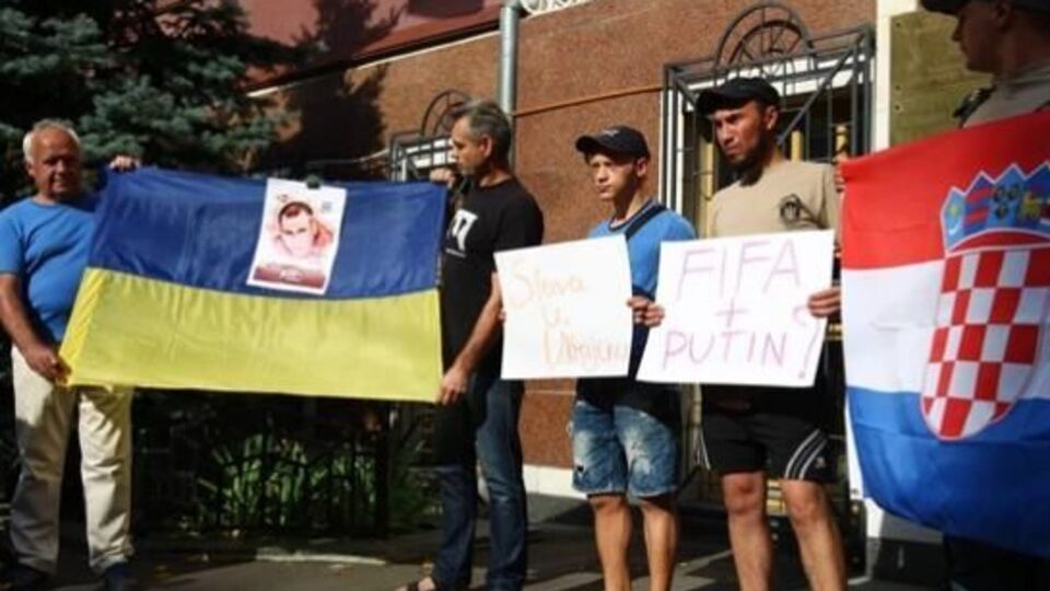 Активісти тримали в руках прапори України і Хорватії