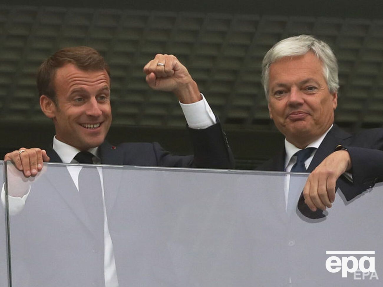 Президент Франции Макрон и бельгийский вице-премьер Рейндерс на трибуне стадиона в Санкт-Петербурге