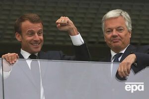 Президент Франції Макрон і бельгійський віце-прем'єр Рейндерс на трибуні стадіону в Санкт-Петербурзі