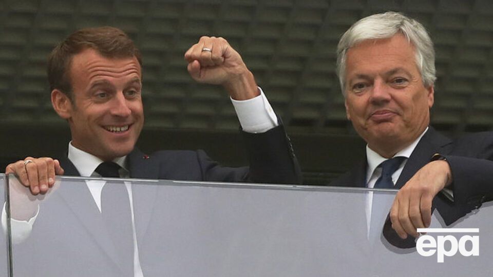 Президент Франции Макрон и бельгийский вице-премьер Рейндерс на трибуне стадиона в Санкт-Петербурге