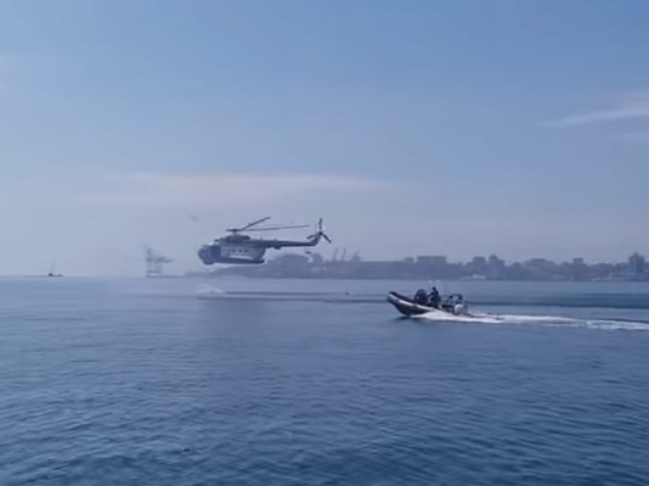 Прикордонники висадилися в море з вертольота