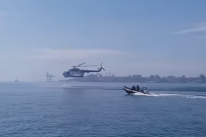 Прикордонники висадилися в море з вертольота